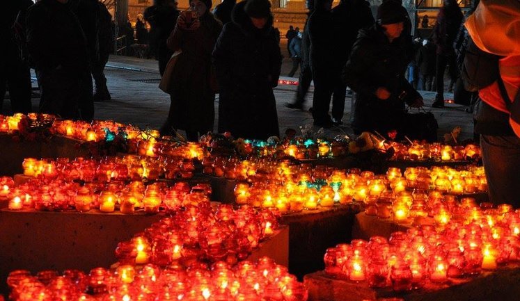 20 февраля в День Героев Небесной Сотни люди несли цветы и свечи на Майдан. Вечером зажглись "Лучи Достоинства". ФОТОрепортаж