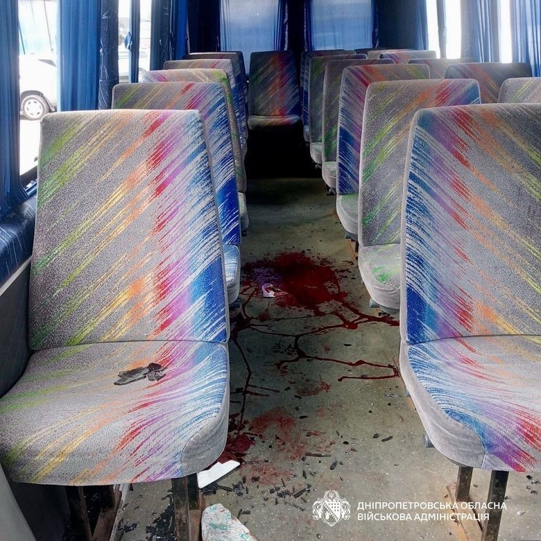 Росіяни знову атакували автобус на Нікопольщині: 5 постраждалих