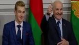 "Папа, отец, бацька... Боже мой, как это прекрасно звучит!", - российский ведущий "Славянского базара" Губерниев представляет следующую песню в присутствии Лукашенко. ВИДЕО