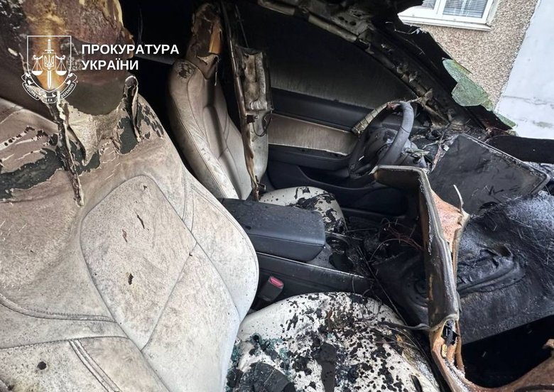 Хлопець та дівчина спалили три Тесли на замовлення у Києві