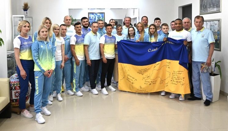 Українська збірна поїде на Олімпіаду в Японію з прапором із підписами захисників України, - ОП. ФОТОрепортаж