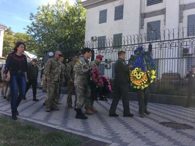 Ветерани війни на Донбасі принесли вінки під посольство РФ 01