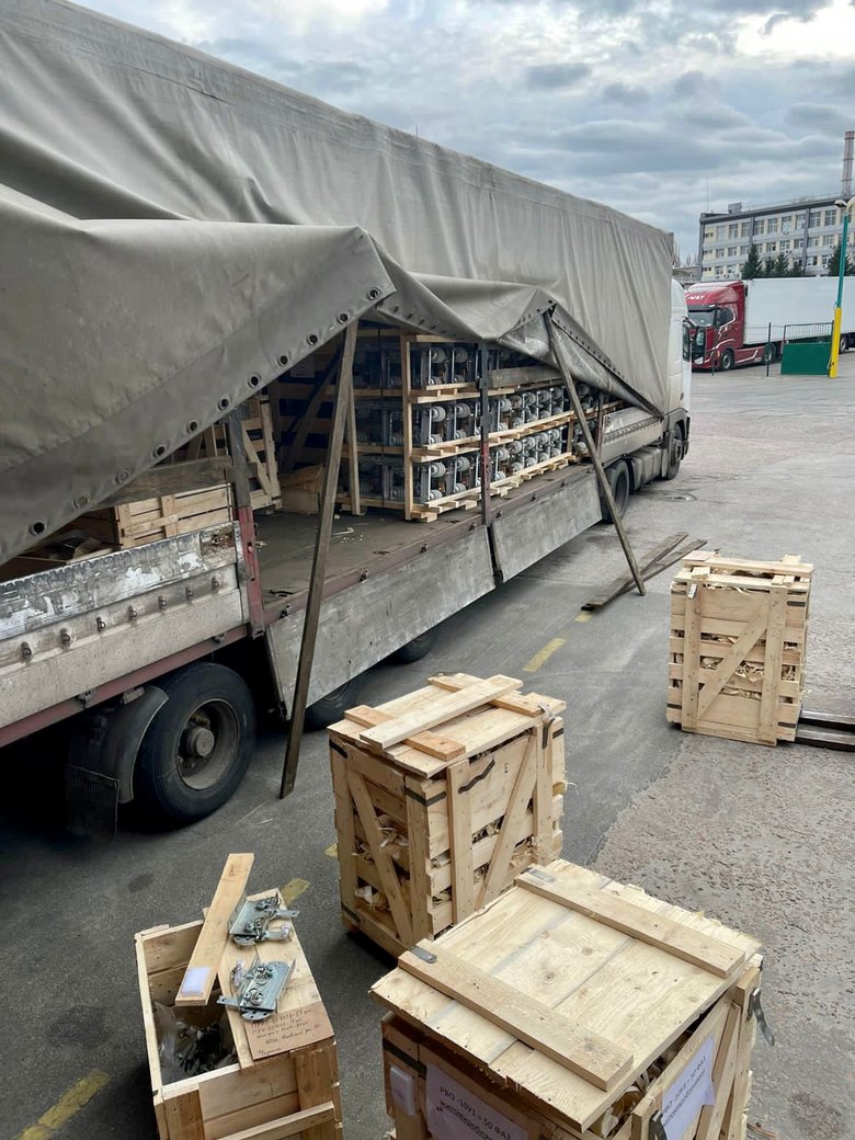 Київські митники зупинили 6 тонн обладнання підсанкційного підприємства з Росії 01