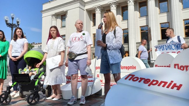Сколько еще терпеть?: тяжелобольные пациенты пикетируют Раду с требованием легализовать медицинский каннабис 12