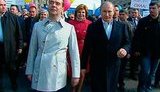 "Мы - это сила!": Медведев и Путин возглавили многотысячную демонстрацию в Москве. ФОТО