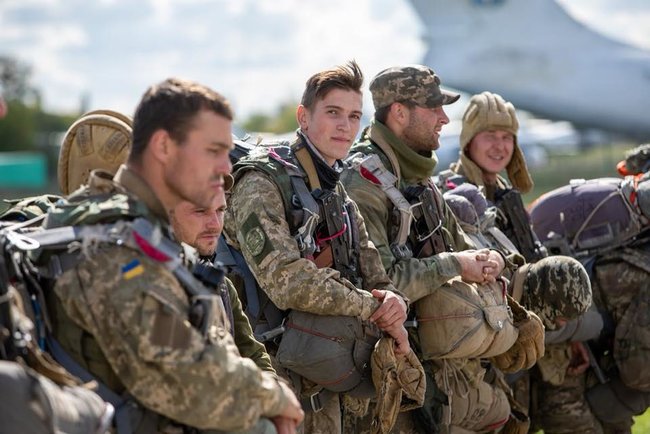 Airborne assault troops reservists ready to defend Ukraine at any time upon refresher training completion, - Poroshenko 11