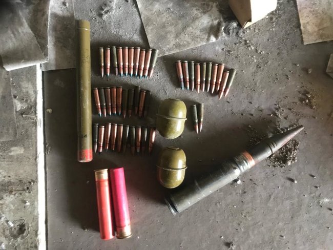 Пограничники обнаружили тайник с боеприпасами в 10 км от линии разграничения на Донбассе 01