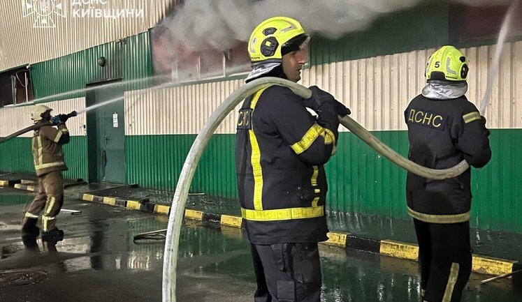 Ворог атакував 6 районів Київщини: у Білій Церкві горить підприємство харчової промисловості (оновлено). ФОТОрепортаж