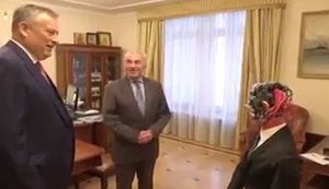 "Сложилось ощущение, что они поняли друг друга", - губернатору Ленинградской области РФ показали чиновника-робота. ВИДЕО