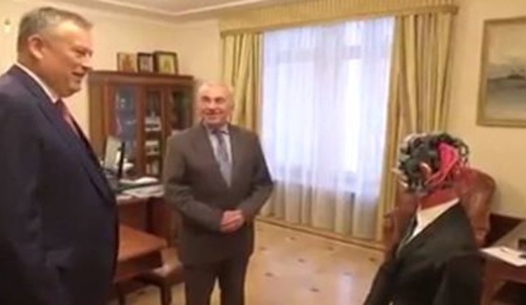 "Сложилось ощущение, что они поняли друг друга", - губернатору Ленинградской области РФ показали чиновника-робота. ВИДЕО