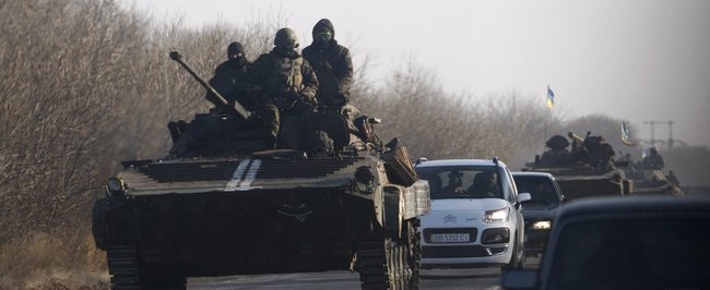 Бронежилет не дає притиснутися до землі щільніше, відчуття безпорадності: Приїхав, бл...дь, фотограф! Познімати це Дебальцеве! Отче наш..., - розповідь військового фотографа Анатолія Степанова 01