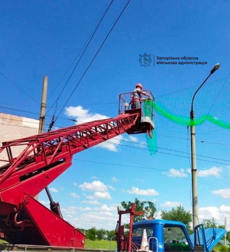 У Запоріжжі показали, як монтують антидроновий захист міста