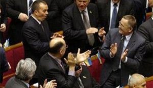 БЮТ заблокировал трибуну парламента