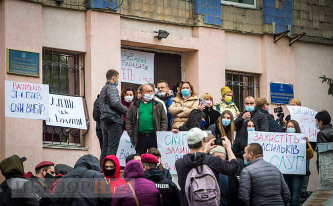 Выборы в Васильковской ОТГ на Киевщине: суд рассматривает иск Слуги народа о признании результатов недействительными, люди протестуют 01