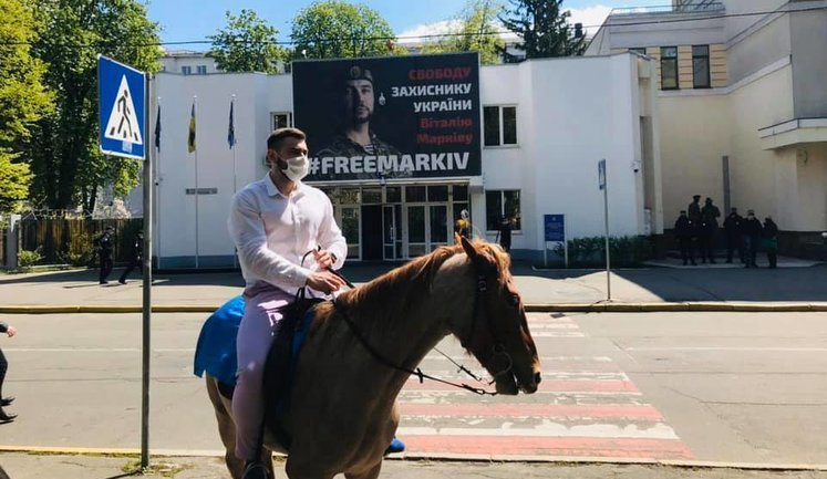 Плавець із Гідропарку Бур'янов приїхав у МВС верхи на коні: хотів показати, що ми "повертаємося в Середньовіччя". ВIДЕО