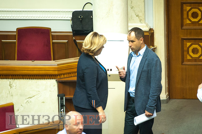 Ляшко і Богуслаєв вивчають газету, Семерак в оточенні нардепів та обійми Ричкової і Полторака, - день роботи ВР 18 травня 08