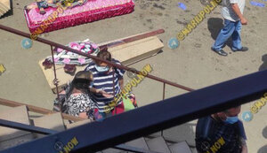 Bodies of dead Mariupol residents lie in heat on asphalt. PHOTOS