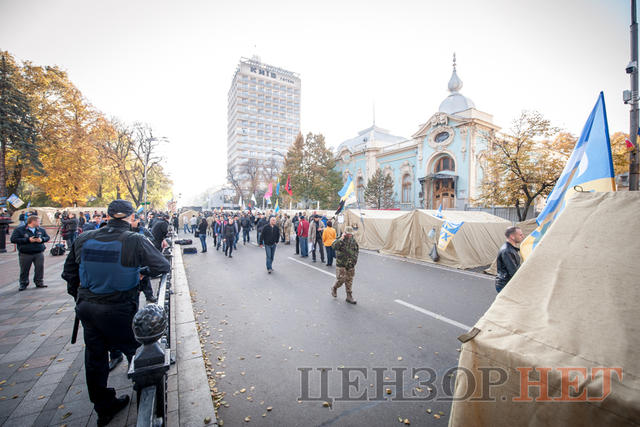 Наметове містечко під ВР, Савченко в стилі мілітарі, анекдот Березенка і напівпорожня сесійна зала, - день 17 жовтня в Раді і біля неї 04