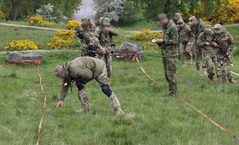 Інструктори з Норвегії вчать українських військових безпечно долати мінні загородження під час дій в районах боїв 09