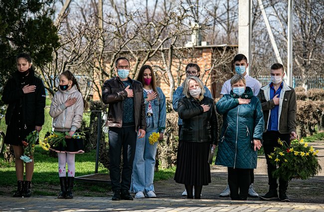 Меморіальну дошку загиблому в зоні ООС морпіху 36-ї ОБрМП Володимиру Бондарюку відкрили в Миколаївській області 24