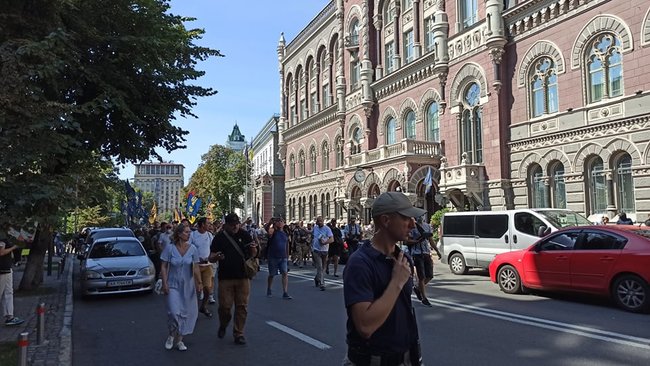 Нацкорпус вирушив до будинку, де живе Зеленський 01