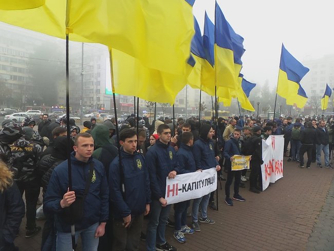Акція Ні капітуляції! відбувається під Київською ОДА 01