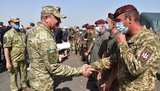 Командующий Объединенными силами Кравченко наградил десантников на горе Карачун. ФОТО