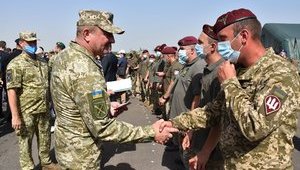 Командующий Объединенными силами Кравченко наградил десантников на горе Карачун. ФОТО
