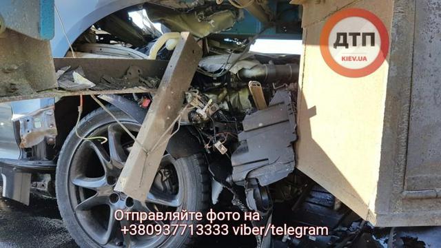 Смертельное ДТП на мосту Патона в Киеве: Porsche Cayenne влетел под фуру, пассажир погиб 10