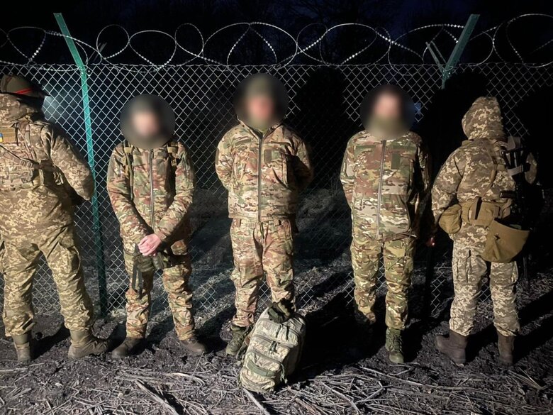 Затримано трьох порушників кордону у камуфляжі