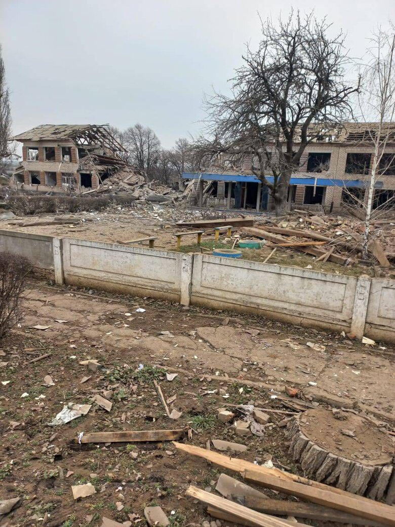 Последствия попадания ракет в гимназию под Запорожьем 05