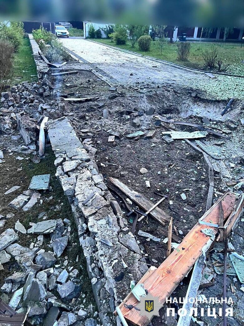Уламки Шахеда влучили у будинок російського опозиціонера Пономарьова qxdiquiquitzrz