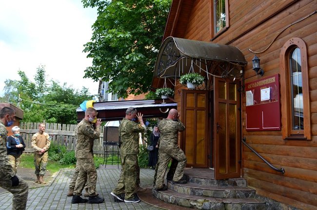 В Івано-Франківській області попрощалися з трагічно загиблою волонтеркою-парамедиком Іриною Шевчишин 22