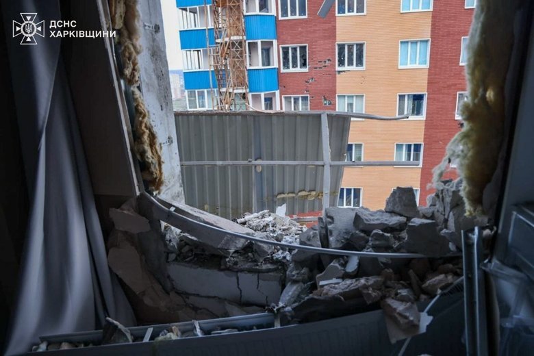 У Харкові дрон влучив у багатоповерхівку: є постраждала