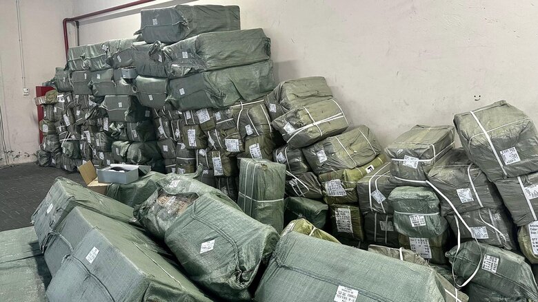 На Буковині чоловік намагався ввезти контрабандне взуття