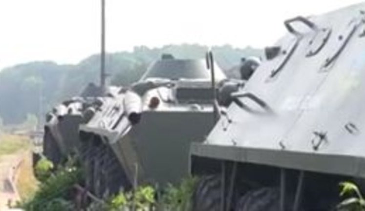 Pensioners from Khmelnytskyi region repaired four APCs for Ukrainian army. VIDEO