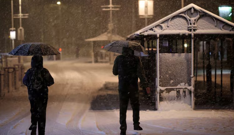 У Франції та Британії сотні тисяч будинків залишилися без світла через потужний шторм