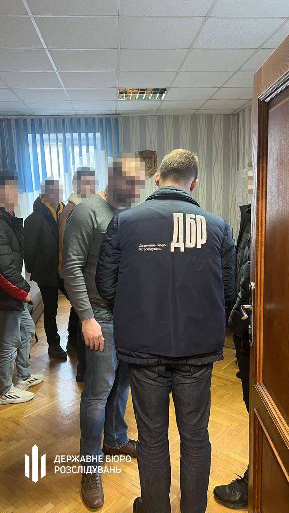 ДБР затримало на хабарі у 5 тисяч доларів начальника сектору одного з правоохоронних органів на Волині 03