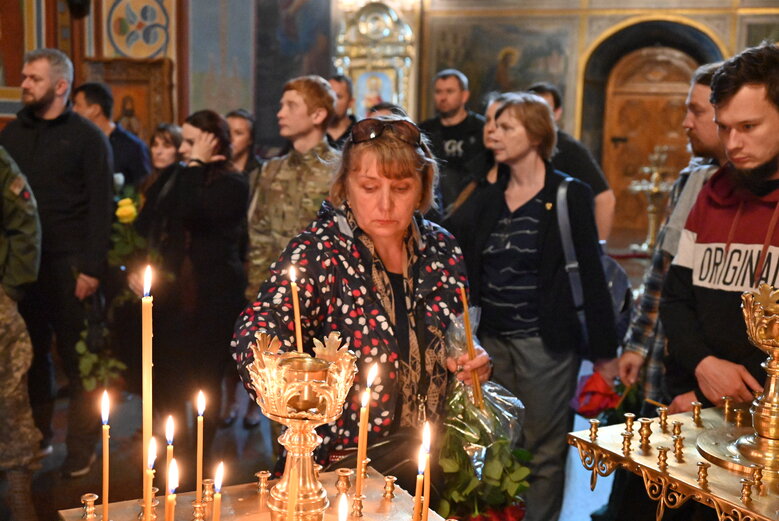 Із бойовим медиком Євгеном Бешлягою, який загинув під Бахмутом під час здійснення евакуаційної місії, попрощалися у Києві 43