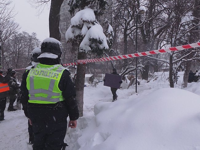 Наметове містечко під Радою розбирають, під стінами парламенту затримано 39 осіб 01