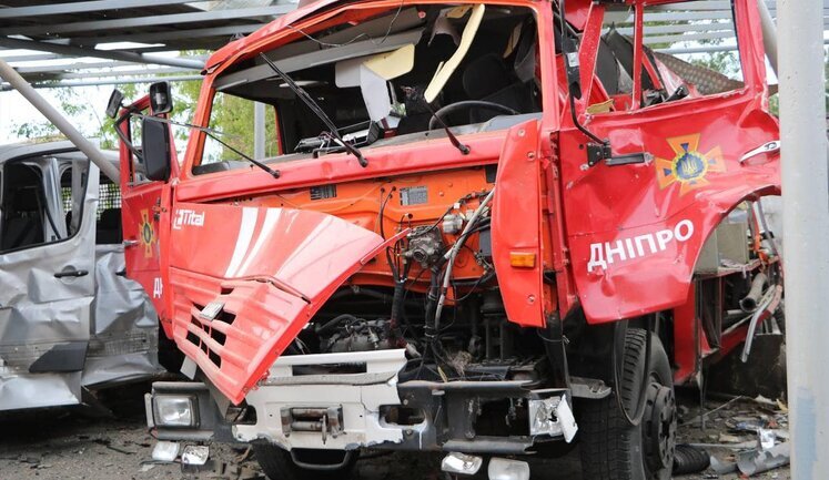 Наслідки удару по Дніпру: ворог обстріляв аварійно-рятувальну частину. ВІДЕО+ФОТОрепортаж