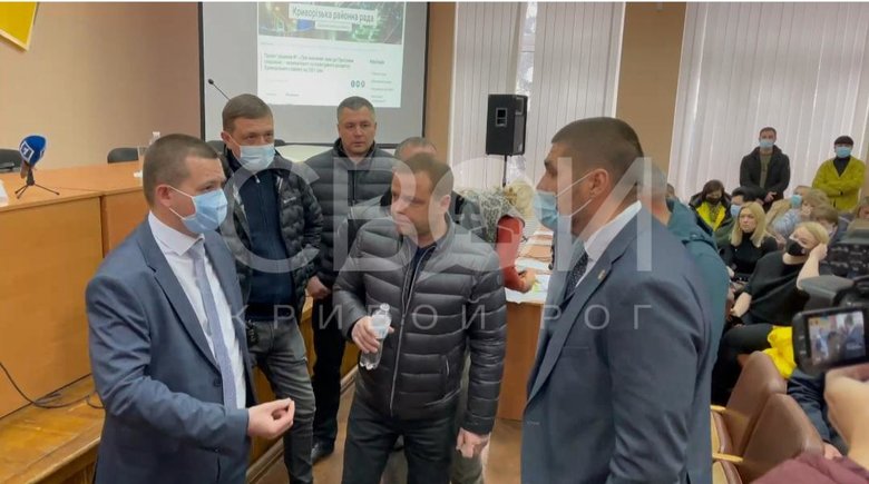 Слуги народу Фастовець та Векленко з групою тітушок намагались зірвати сесію Криворізької райради, - ЗМІ 06