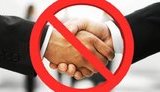 ЦГЗ радить українцям вітатися без рукостискань: Посмішка, кивок голови або пальці буквою "V" вбережуть від зайвого контакту