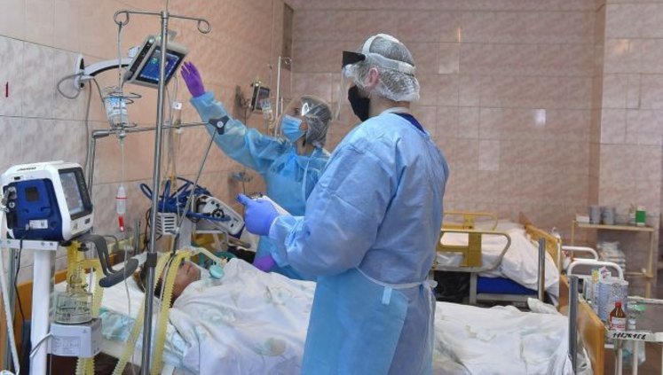 За сутки 1581 человек госпитализирован с COVID-19, скоро койки, врачи и реанимации закончатся, а власть больше всего тревожат разрисованные стены на Банковой, - Истребин. ИНФОГРАФИКА