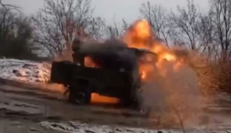 Момент прильоту українського безпілотника та вибух ворожого автомобіля. ВIДЕО