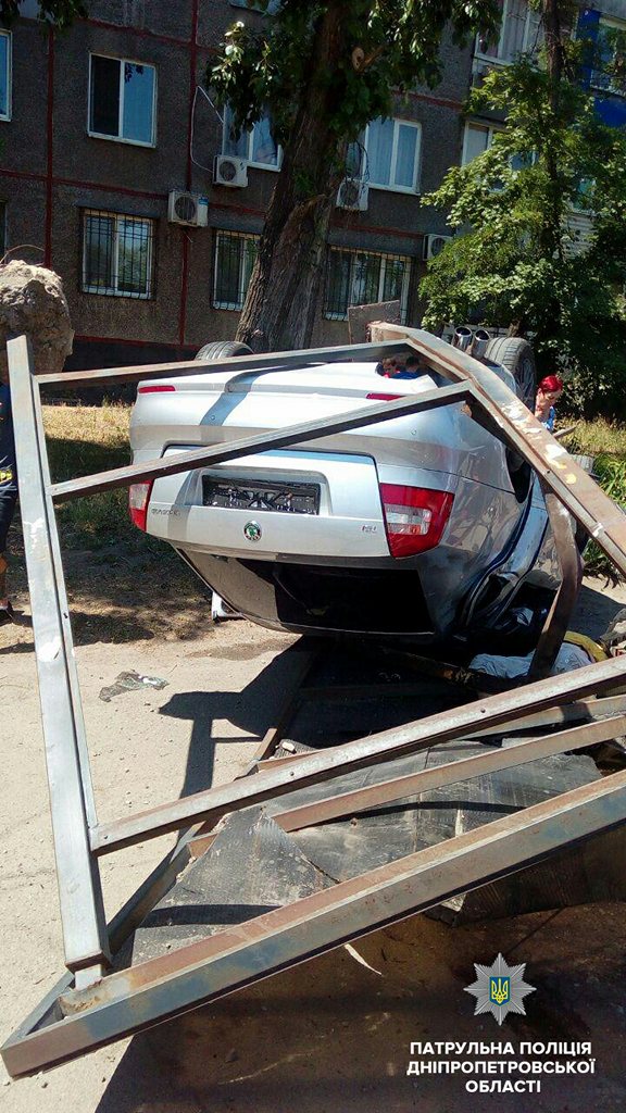 Автомобиль врезался в остановку в Днепре - погибла женщина 03