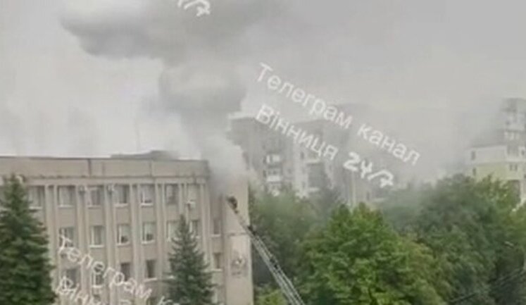 У Вінниці загорілася будівля ТЦК. ВIДЕО