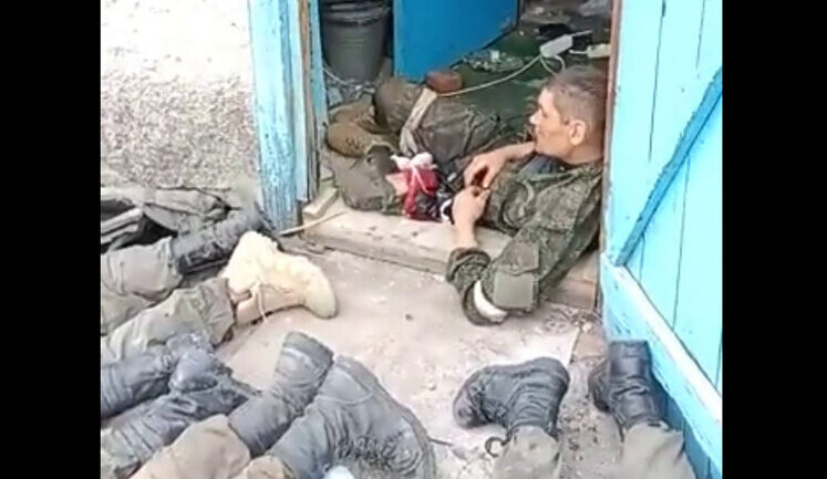 "Тип тупо в моих берцах": Боевой медик взял в плен восемь оккупантов-мародеров. ВИДЕО