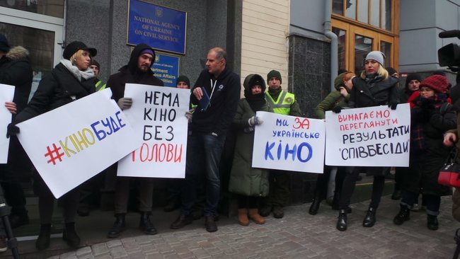 Цій комісії ми ставимо нуль балів, - активісти пікетували Нацагентство з питань держслужби на підтримку кандидатки на главу Держкіно Сінькевич 11