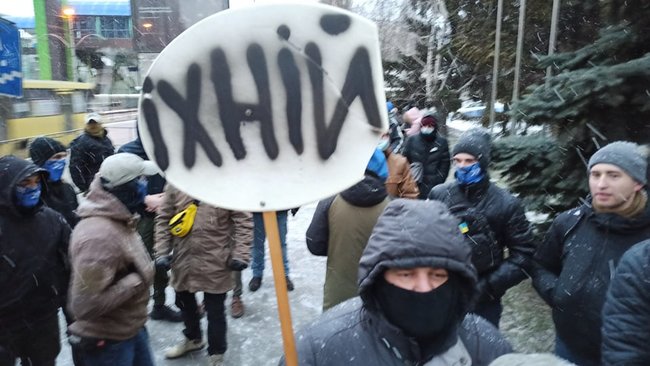 Під офісом телеканалу НАШ знову проводять акцію протесту. Присутні вимагають закрити московський гадючник 06 Під офісом телеканалу НАШ знову проводять акцію протесту. Присутні вимагають закрити московський гадючник 06